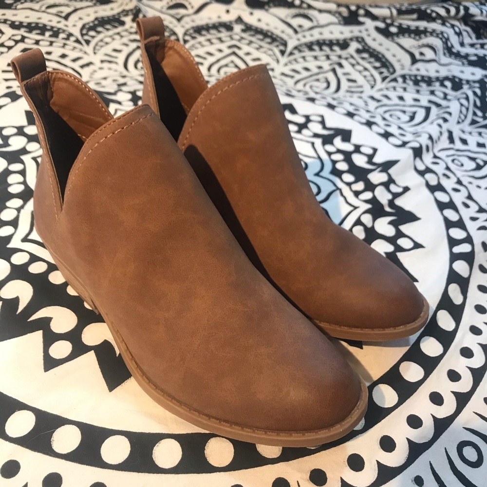 Target universal Thread Brown Booties